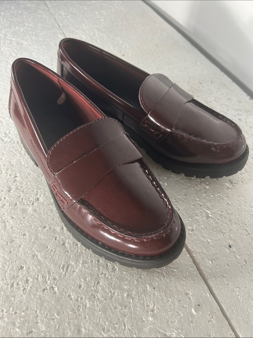 Old Navy SZ 6 Burgundy Loafers Preppy Academia Modern Essential Minimalist